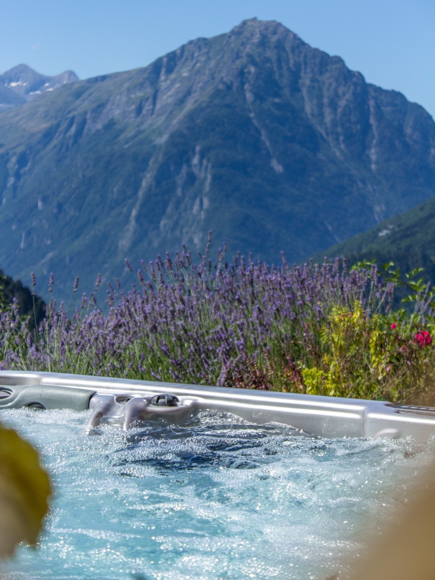 Vaujany chalet hot tub