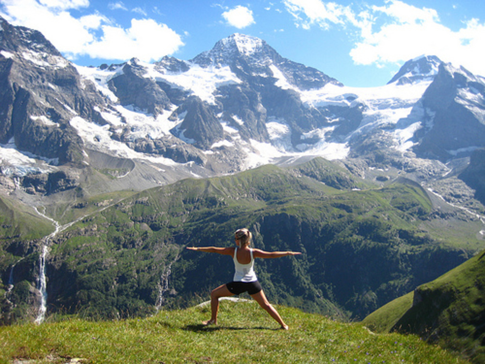 yoga-in-the-mountains 